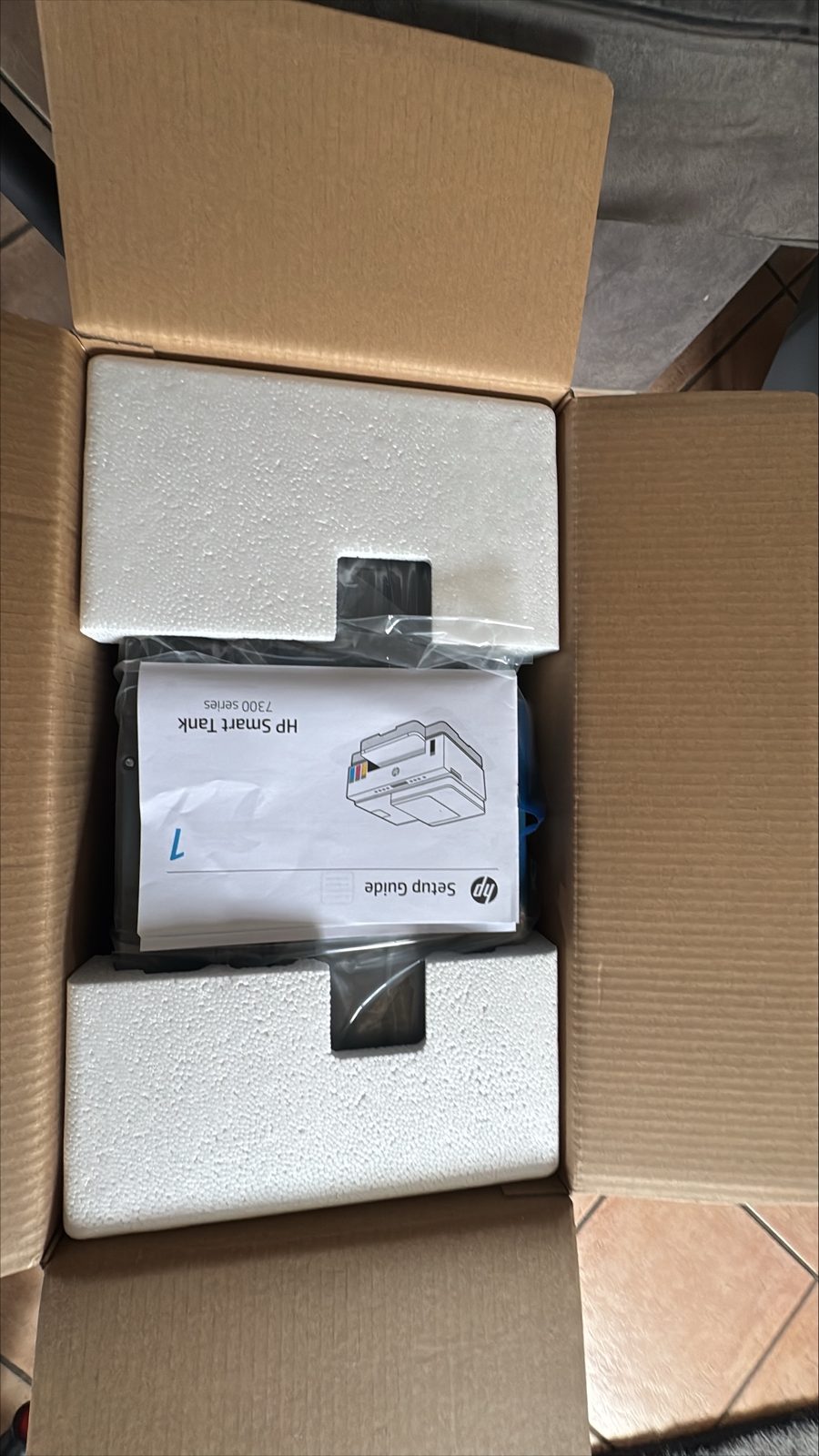 HP Smart Tank 7305 verpackt im Karton mit Setup Guide