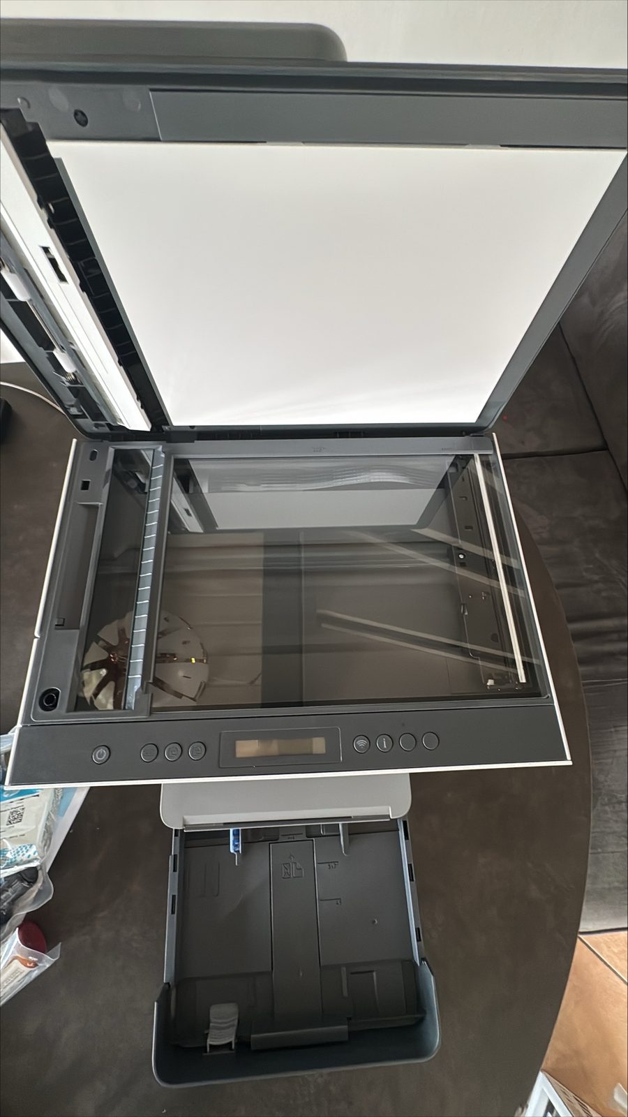 Geöffneter Flachbettscanner des HP Smart Tank 7305 mit ausgezogenem Papierfach