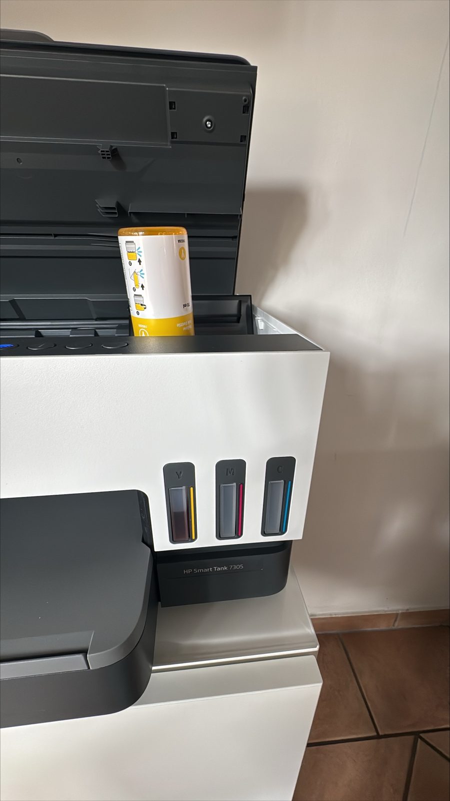 Seitliche Tintenstandsanzeige des HP Smart Tank 7305 mit gelber Nachfüllflasche