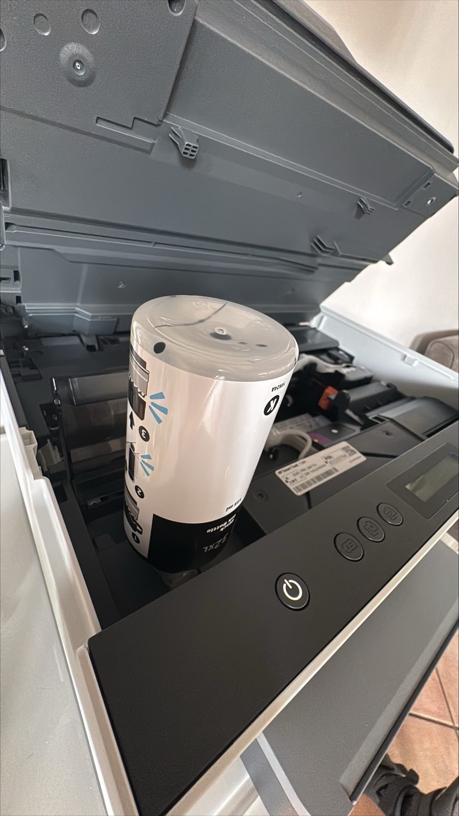 Schwarze HP 32XL Tintenflasche wird in den geöffneten Tank des Smart Tank 7305 eingesetzt